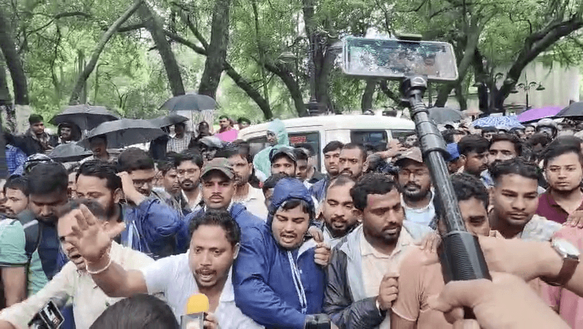 सुरक्षा घेरा तोड़कर मंत्रालय के अंदर दाखिल हुए आंदोलनकारी
