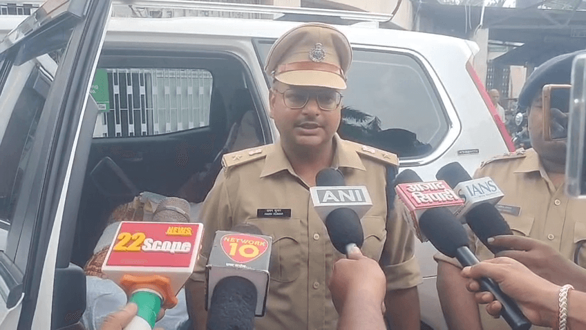 पुलिस और प्रदर्शनकारी छात्रों के बीच बहस