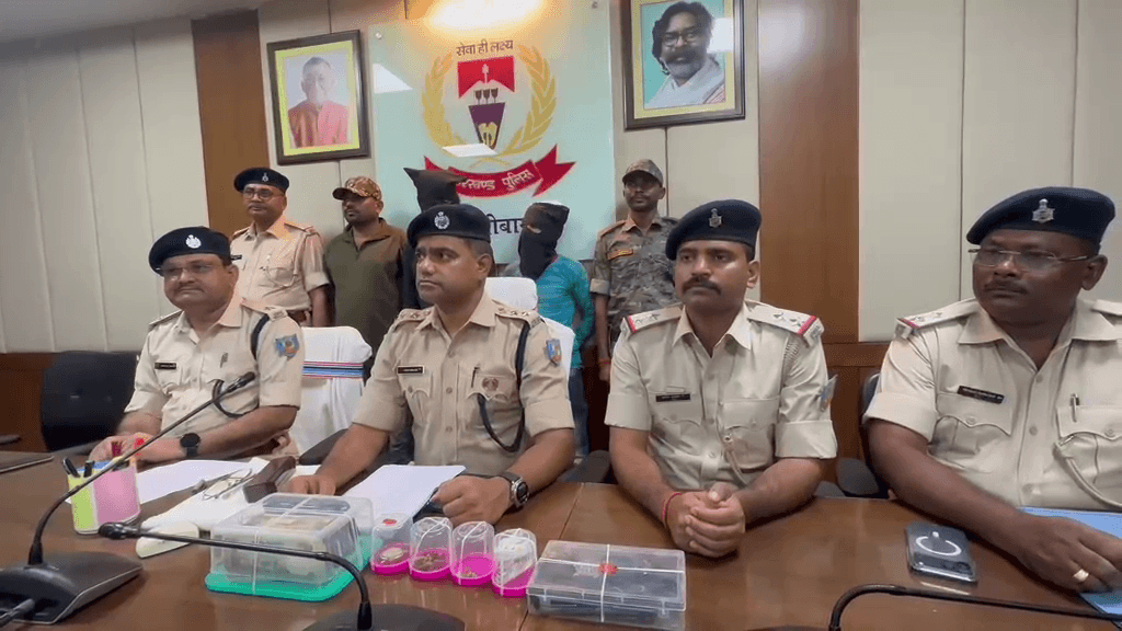 बोकारो पुलिस को मिली सफलता, चोरी के दो आरोपी के साथ सामान बरामद