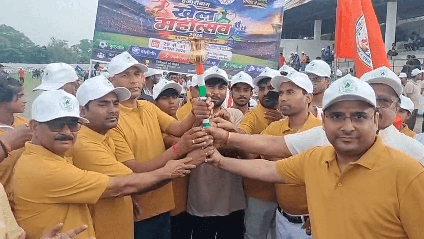प्रमंडलीय खेल महोत्सव को लेकर हजारीबाग में खेल मशाल जुलूस निकाला गया