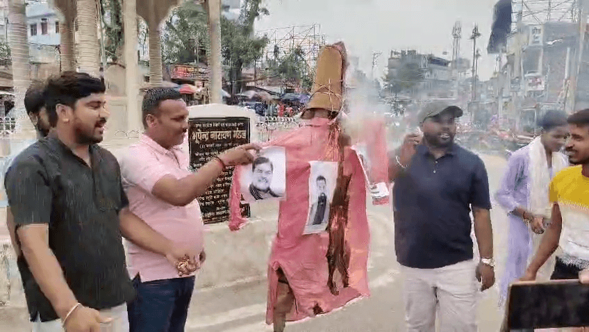 मधेपुरा में छात्रों ने फूंका सरकार का पुतला