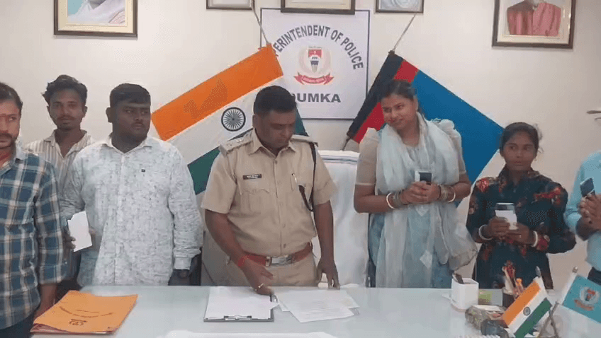 पुलिस ने गुम हुए मोबाइल वैध धारकों को वापस किया
