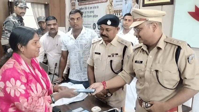 हजारीबाग पुलिस ने ऑपरेशन भरोसा के तहत सौंपा मोबाइल