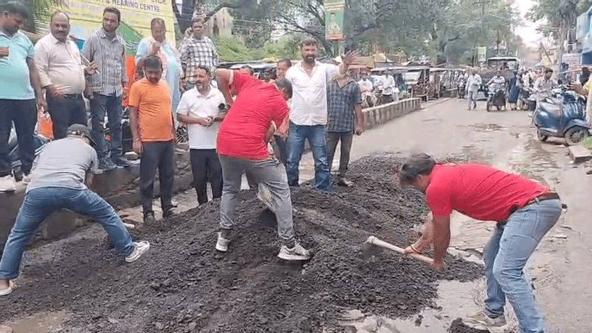 विधायक प्रदीप प्रसाद के समर्थकों ने मेन रोड स्थित कुछ गढ्ढे को भरवाया