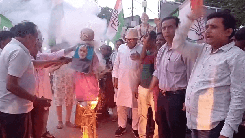 महंगाई और एमएमडीआर के विरोध में कांग्रेस ने फूंका प्रधानमंत्री का पुतला