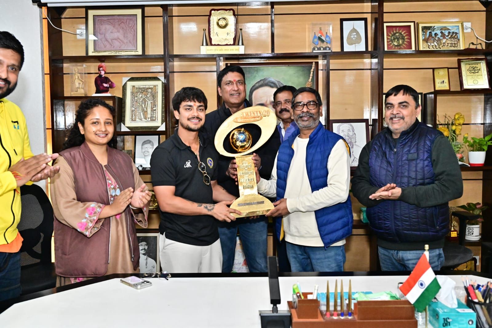 सैयद मुश्ताक अली ट्रॉफी–2025 चैंपियन झारखंड क्रिकेट टीम ने मुख्यमंत्री हेमंत सोरेन से की मुलाकात