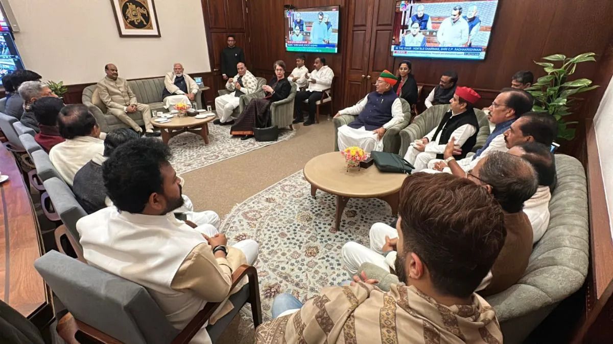 पीएम मोदी–राजनाथ सिंह के साथ प्रियंका गांधी ने की चाय पर चर्चा, खूब लगे ठहाके