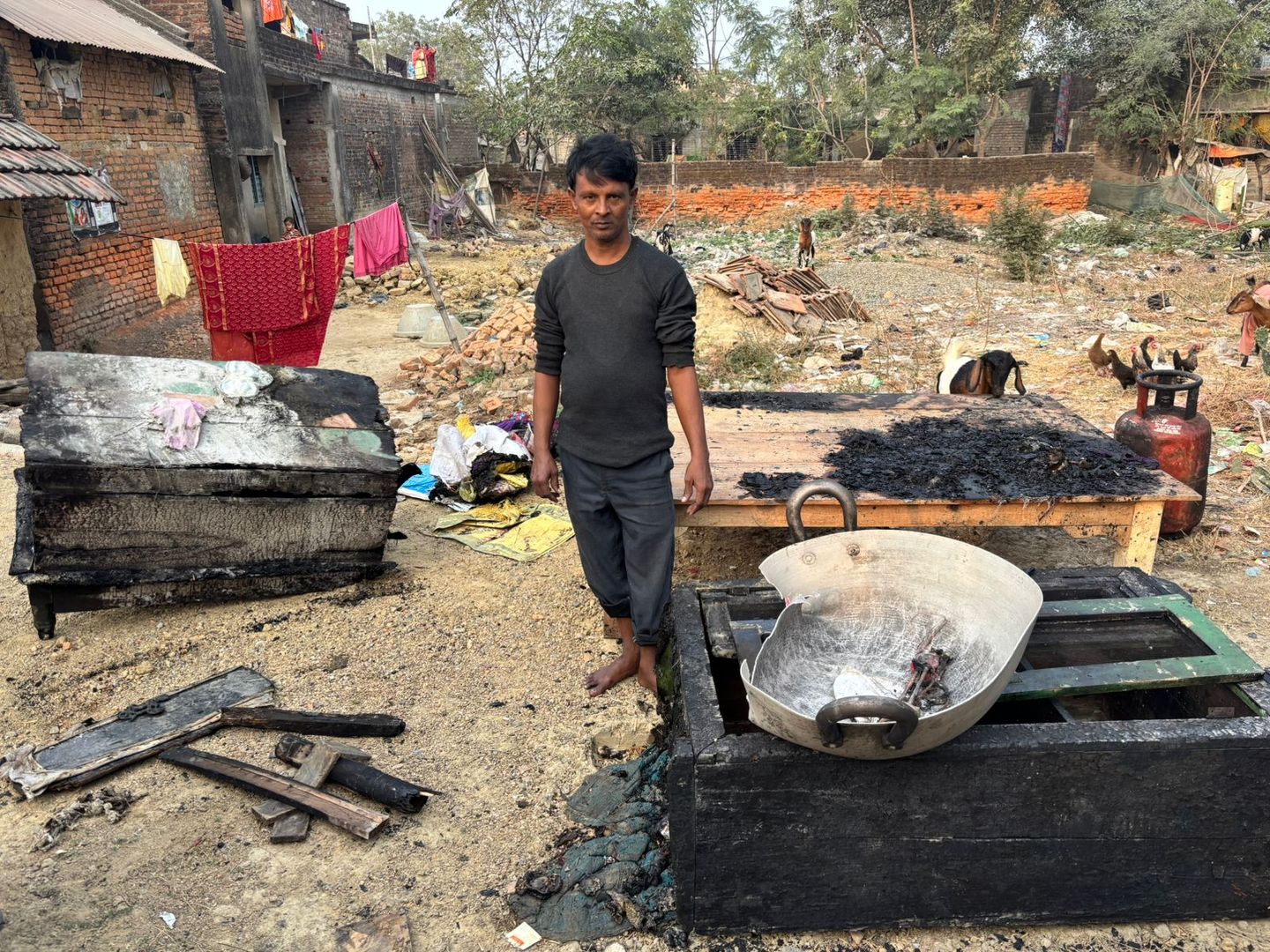 पाकुड़ के सितापहाड़ी गांव में गैस सिलेंडर लीक से घर में भीषण आग, दो लाख से अधिक की संपत्ति स्वाहा