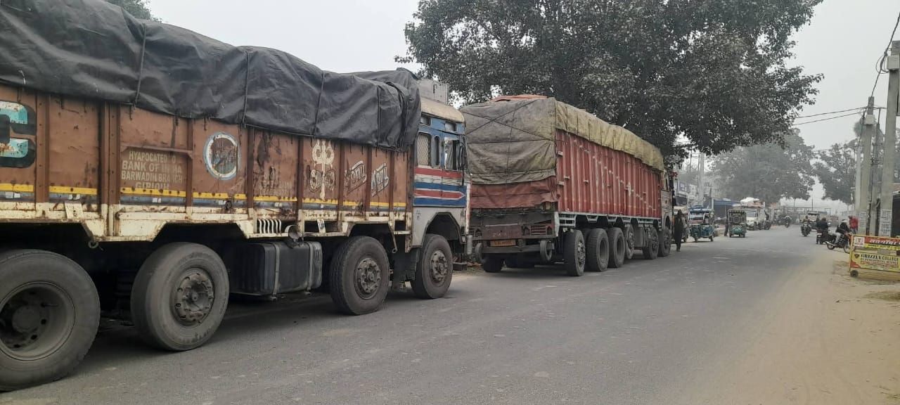 सतगावां मार्ग से बिहार जा रहा अवैध कोयला जब्त, जीएसटी विभाग ने तीन ट्रक पकड़े