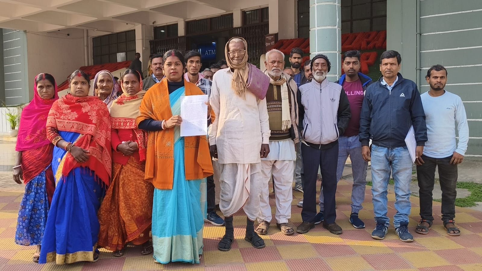 गोपीनाथपुर में स्थायी पुलिस कैम्प की मांग पर ग्रामीणों ने डीसी- एसपी से की मुलाकात