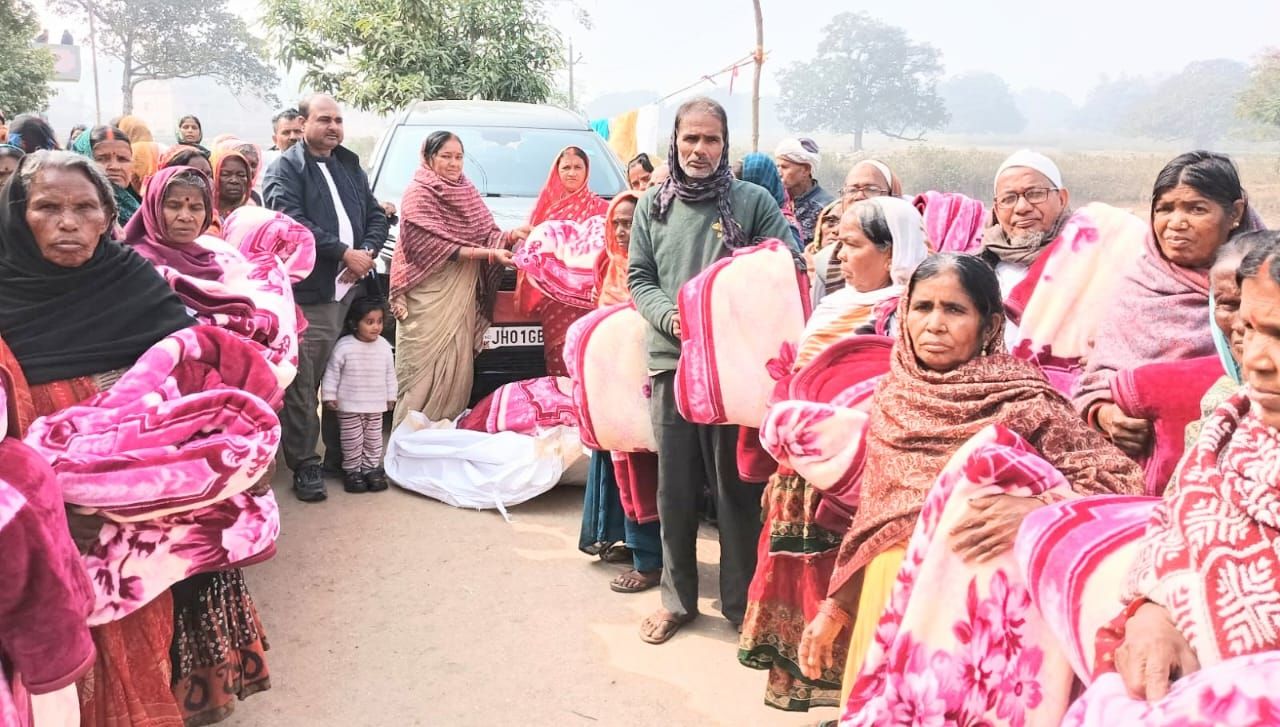 काराखूट पंचायत में मुखिया ने जरूरतमंदों के बीच किया कंबल वितरण
