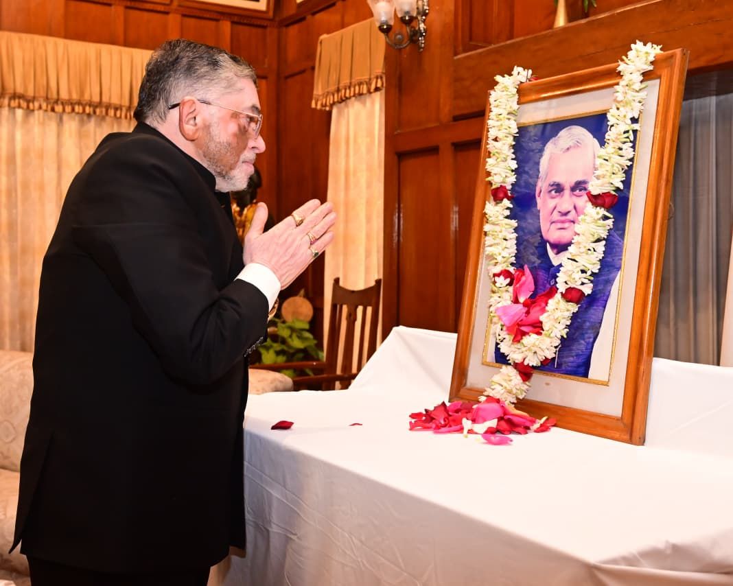 राज्यपाल संतोष कुमार गंगवार ने भारत रत्न अटल बिहारी वाजपेयी की जयंती पर दी भावभीनी श्रद्धांजलि