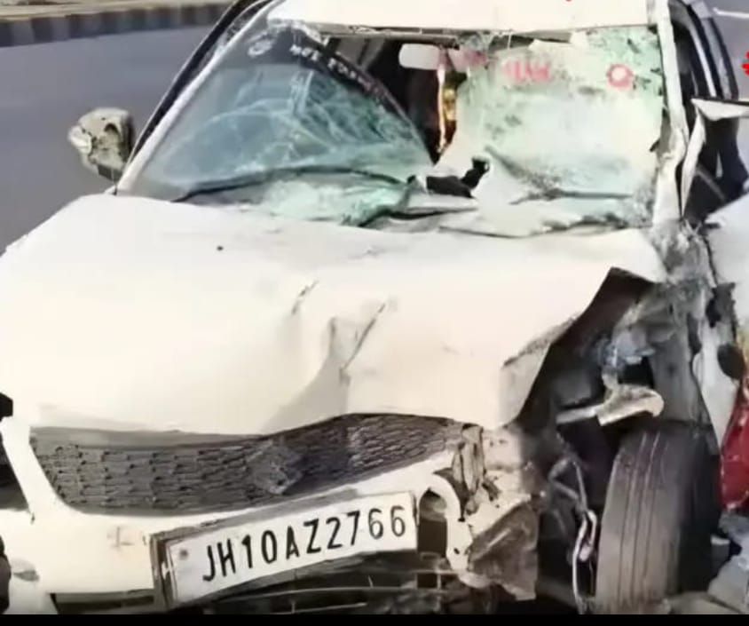ट्रक से टकराई कार, हादसे में एक ही परिवार के 3 लोगों की हुयी मौत
