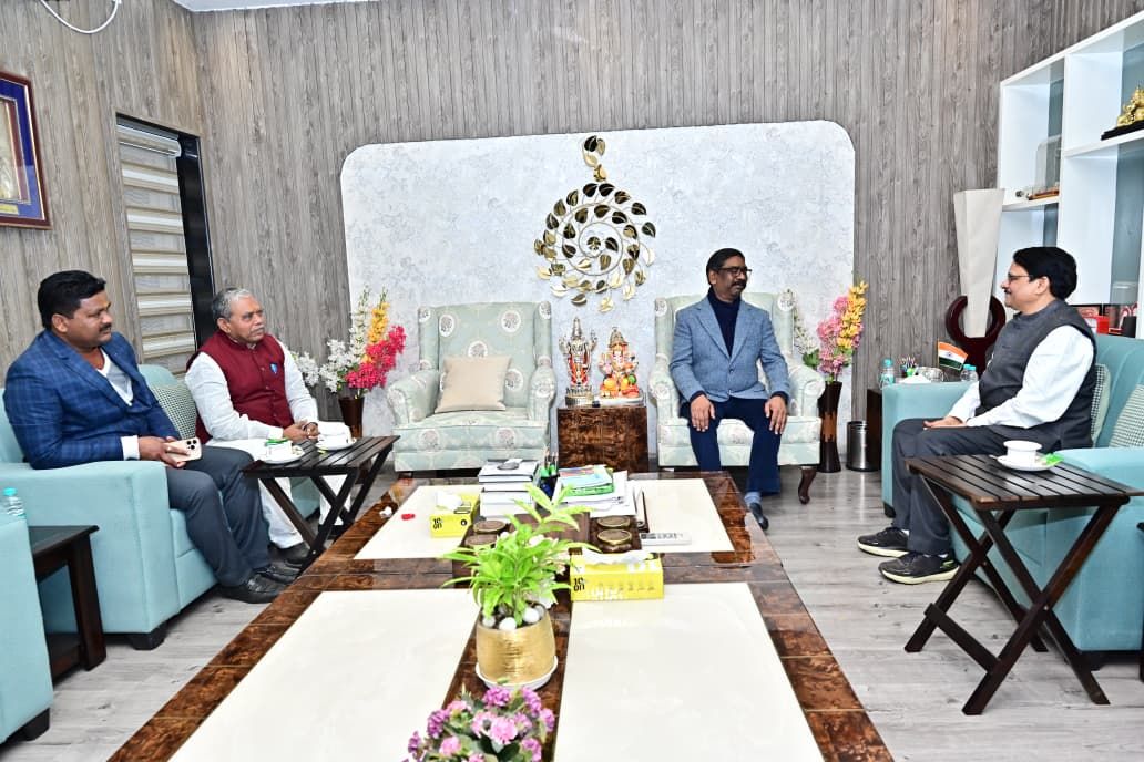 मुख्यमंत्री हेमंत सोरेन से झारखंड कांग्रेस प्रभारी और प्रदेश अध्यक्ष ने की मुलाकात, पेसा नियमावली की स्वीकृति पर दी बधाई