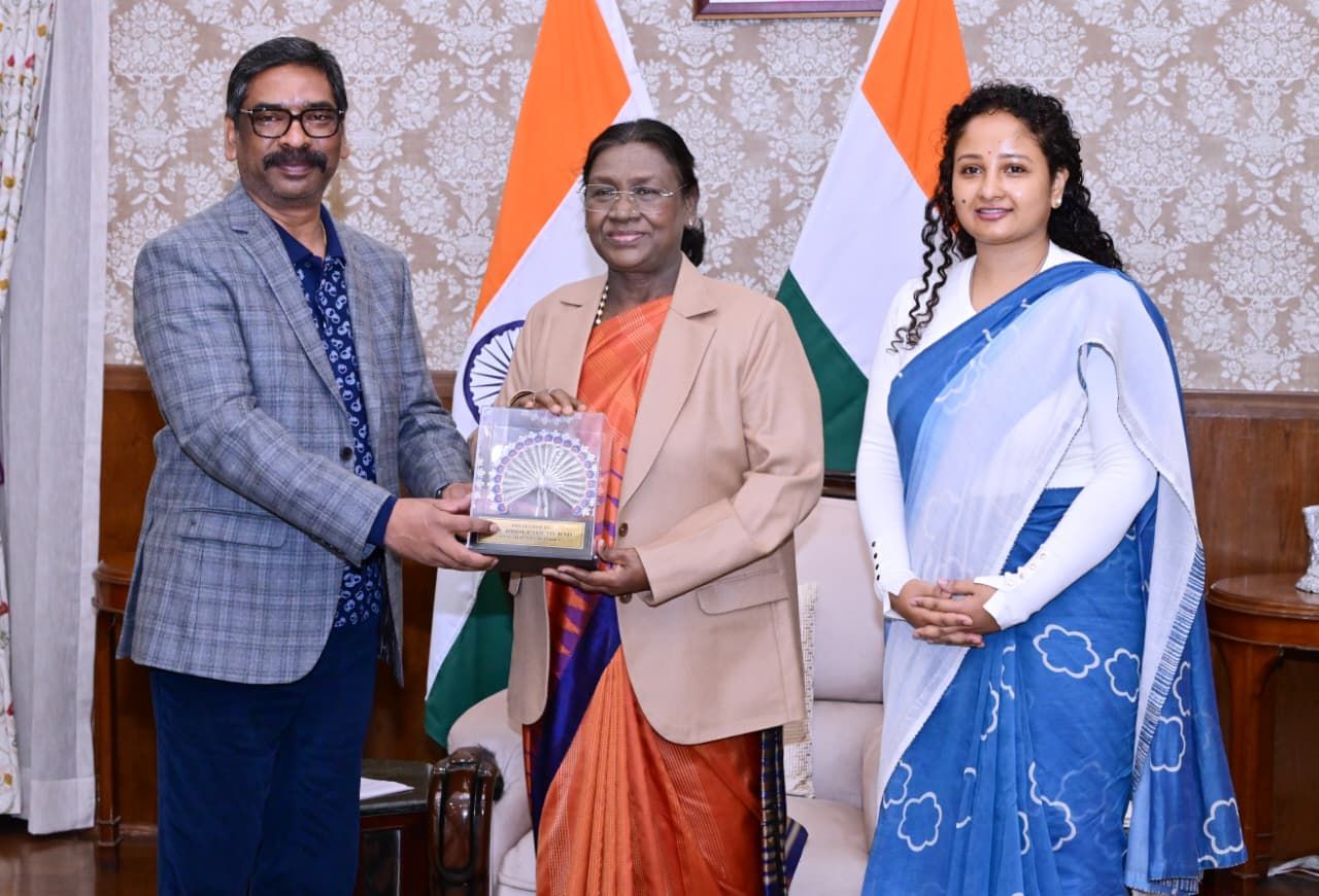 मुख्यमंत्री हेमंत सोरेन और कल्पना सोरेन ने राष्ट्रपति द्रौपदी मुर्मू से की मुलाकात, झारखंड दौरे का आज तीसरा दिन