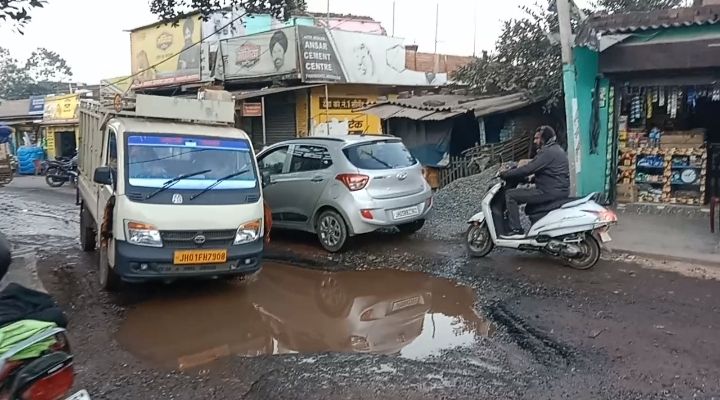 बुढ़मू वीआईपी सड़क बना तालाब, जनप्रतिनिधि कर रहें हैं अनदेखी, राहगीर उठा रहें परेशानी का सामना
