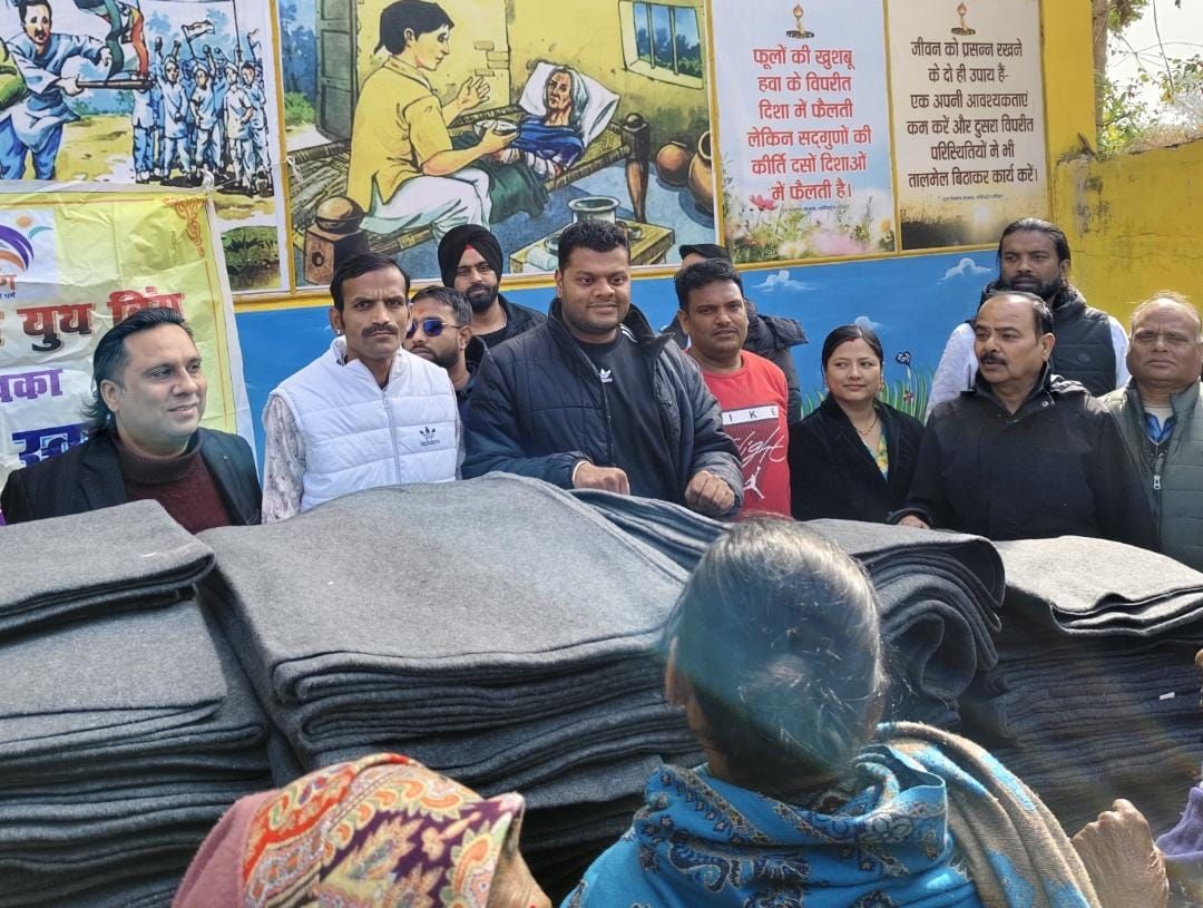जरूरतमंदों के बीच कंबल का वितरण