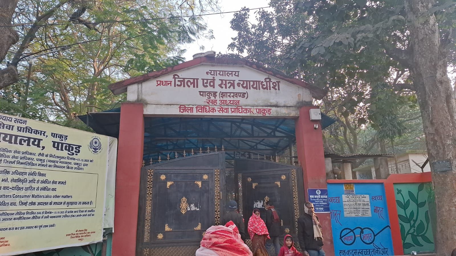अदालत परिसर से दो अपराधी फरार