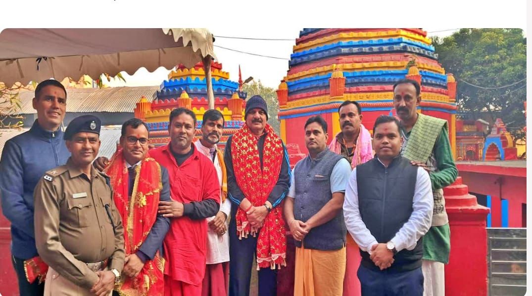 मां छिन्नमस्तिका दरबार में नौसेना प्रमुख एडमिरल दिनेश कुमार त्रिपाठी ने टेका मत्था, देश की सुख समृद्धि और सुरक्षा की किये कामना 