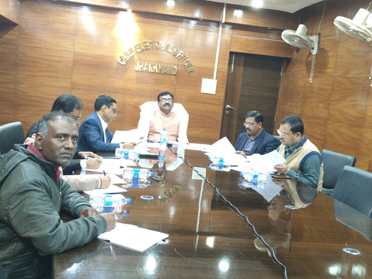 मुख्य निर्वाचन पदाधिकारी ने जिलों के उप निर्वाचन पदाधिकारियों के साथ की समीक्षा बैठक