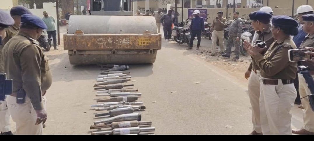 प्रेशर हॉर्न और साइलेंसरों पर बुलडोजर चलाया गया