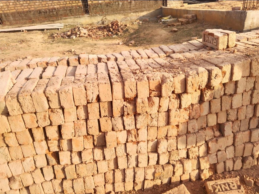 मॉडल विद्यालय बुढ़मू में स्कूल भवन निर्माण कार्य में बरती जा रही है अनिमियता, घटिया सामग्री का प्रयोग कर स्कूल भवन का किया जा रहा है निर्माण 