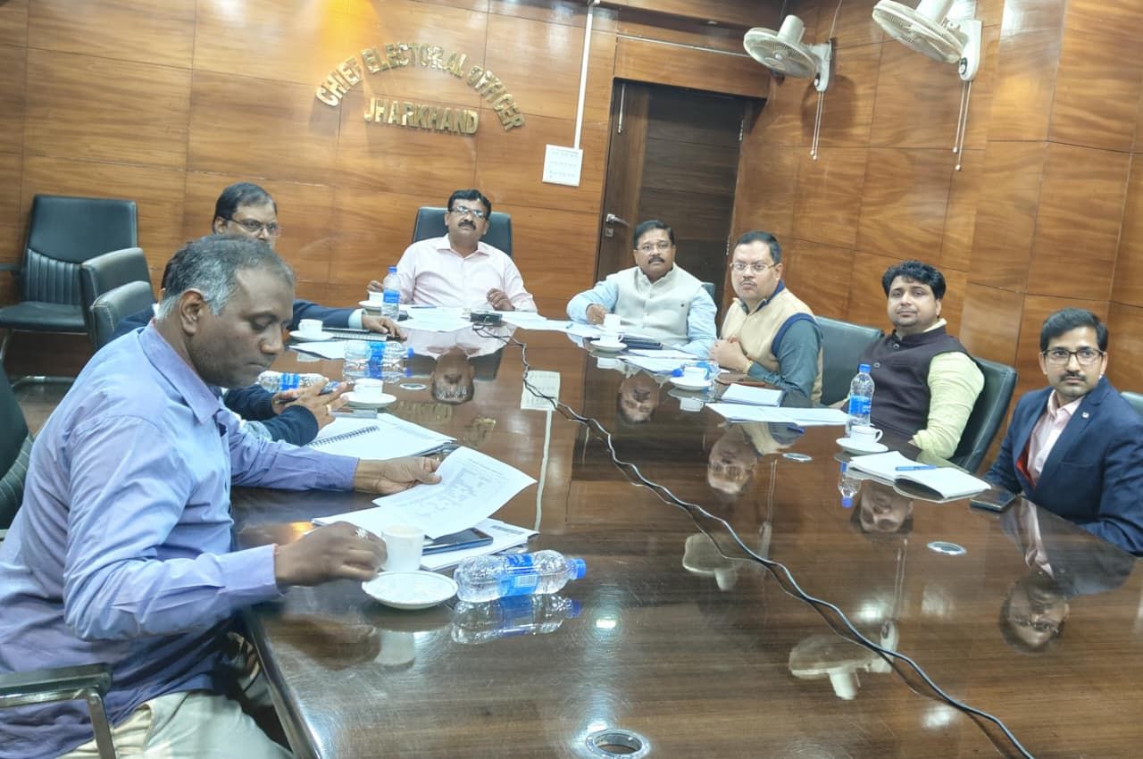 मुख्य निर्वाचन पदाधिकारी ने सभी जिलों के उप निर्वाचन पदाधिकारियों के साथ की बैठक