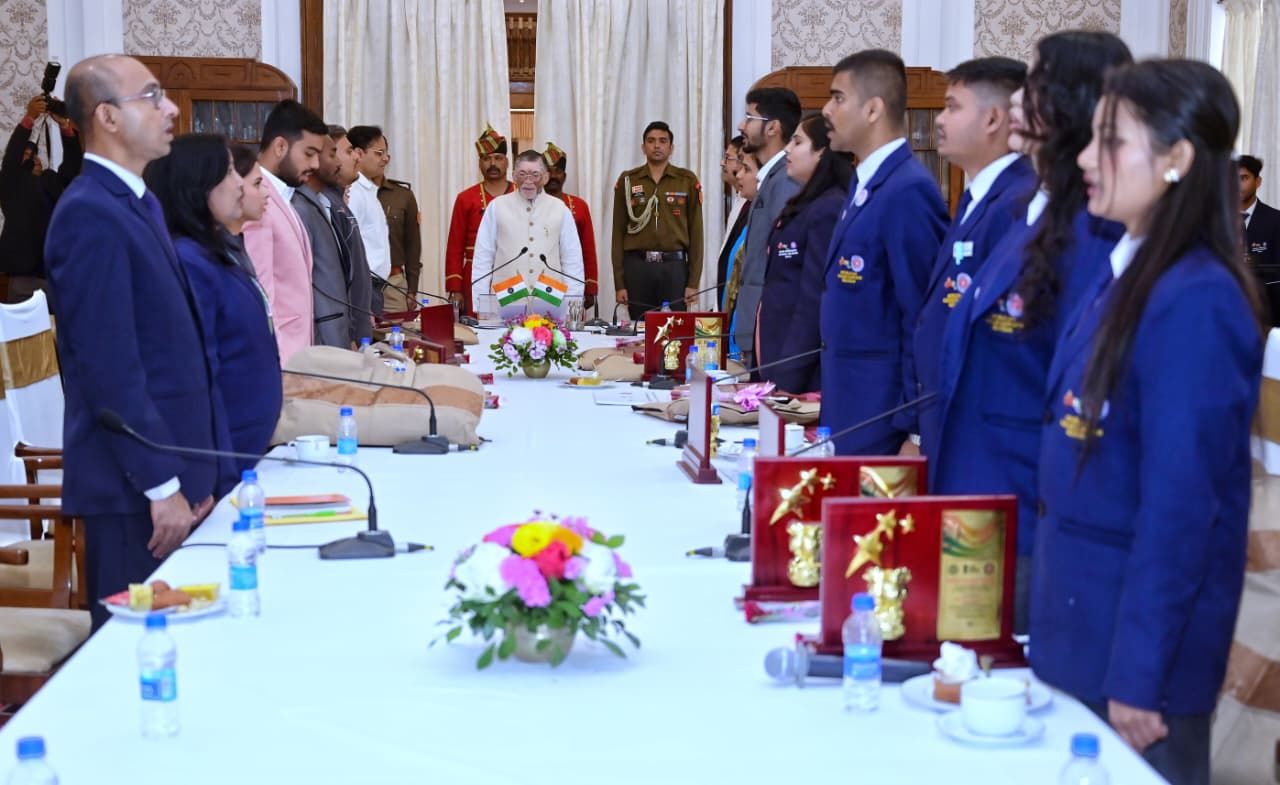 राज्यपाल ने NSS के उत्कृष्ट स्वयंसेवकों से किया संवाद, उपलब्धियों को बताया राज्य का गौरव