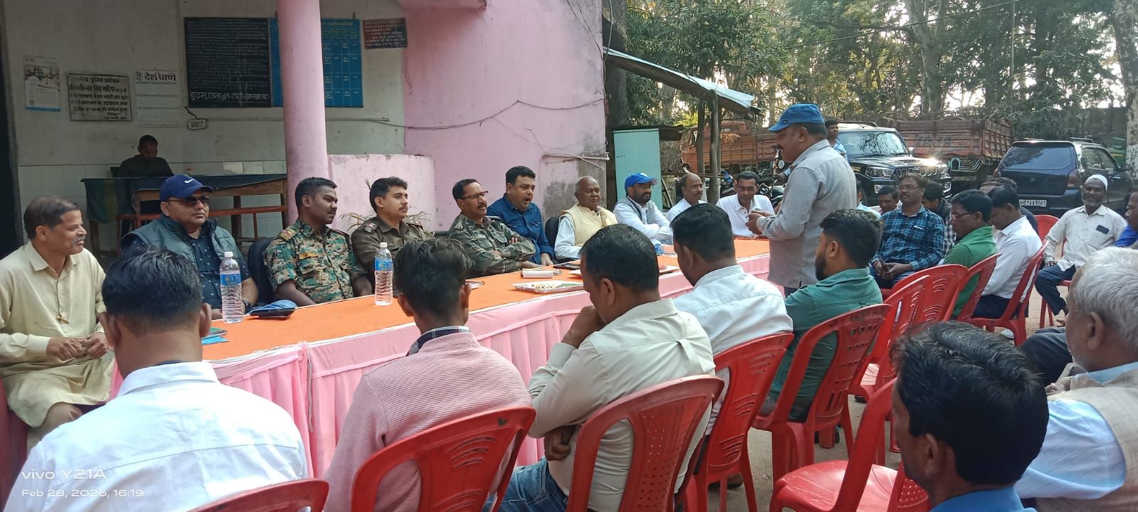 रंगों का त्यौहार से पूर्व बुढ़मू थाना प्रभारी ने किया शांति समिति का बैठक