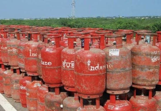 जिला प्रशासन ने घरेलू एलपीजी सिलेंडर की आपूर्ति की समीक्षा की