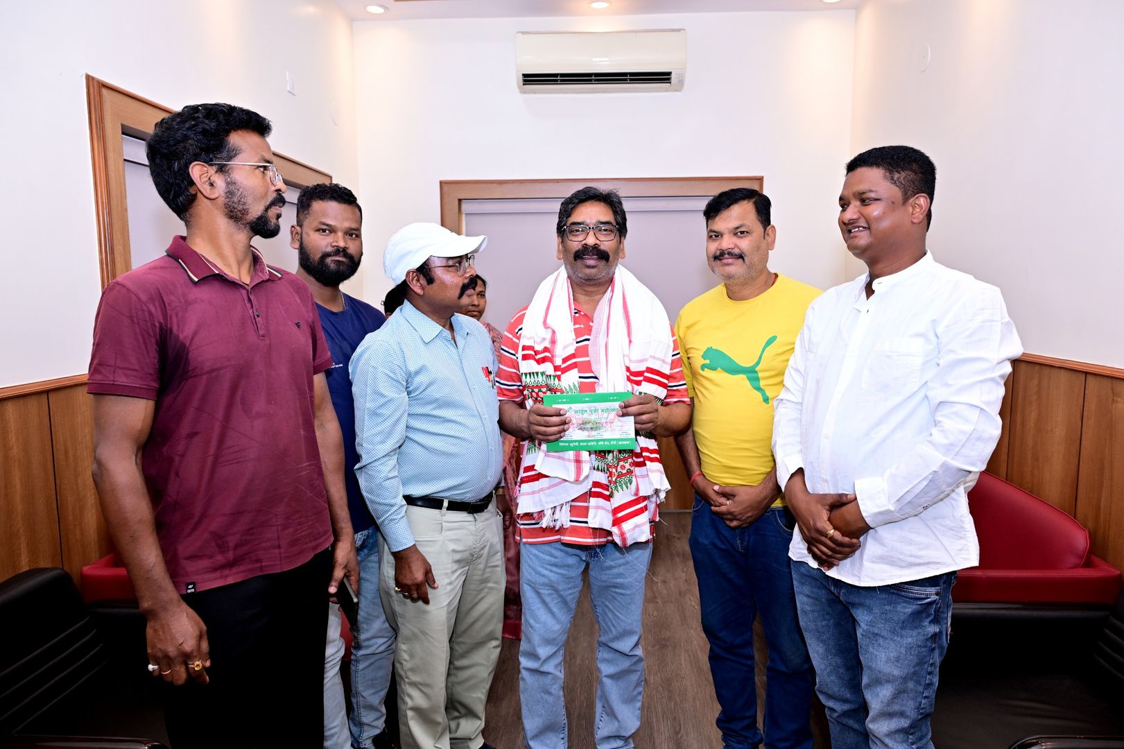 मुख्यमंत्री हेमन्त सोरेन को सरहुल महोत्सव 2026 का न्योता, सरना समिति ने की मुलाकात