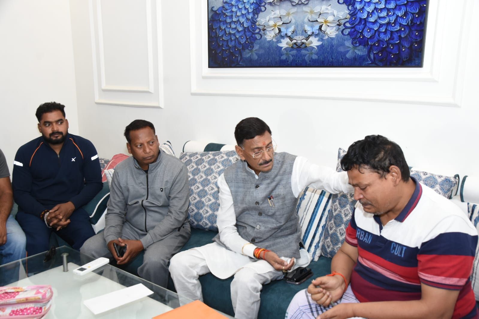 कैप्टन राकेश के परिजनों से मिले रक्षा राज्य मंत्री, पार्थिव शरीर लाने के लिए कर रहें हैं अथक प्रयास