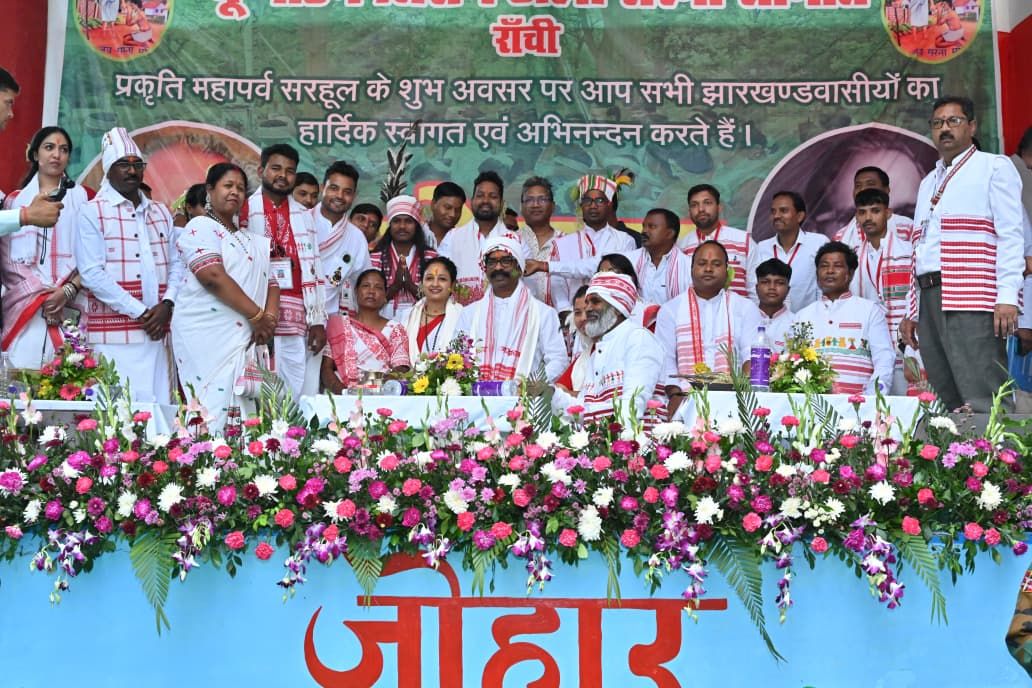 मुख्यमंत्री हेमन्त सोरेन ने सरहुल पर्व पर सिरमटोली स्थित सरना स्थल में पूजा-अर्चना की