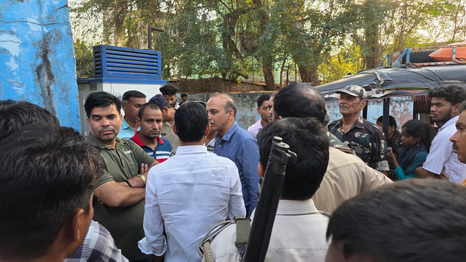 महिला की मौत के बाद परिजनों ने अस्पताल में किया हंगामा