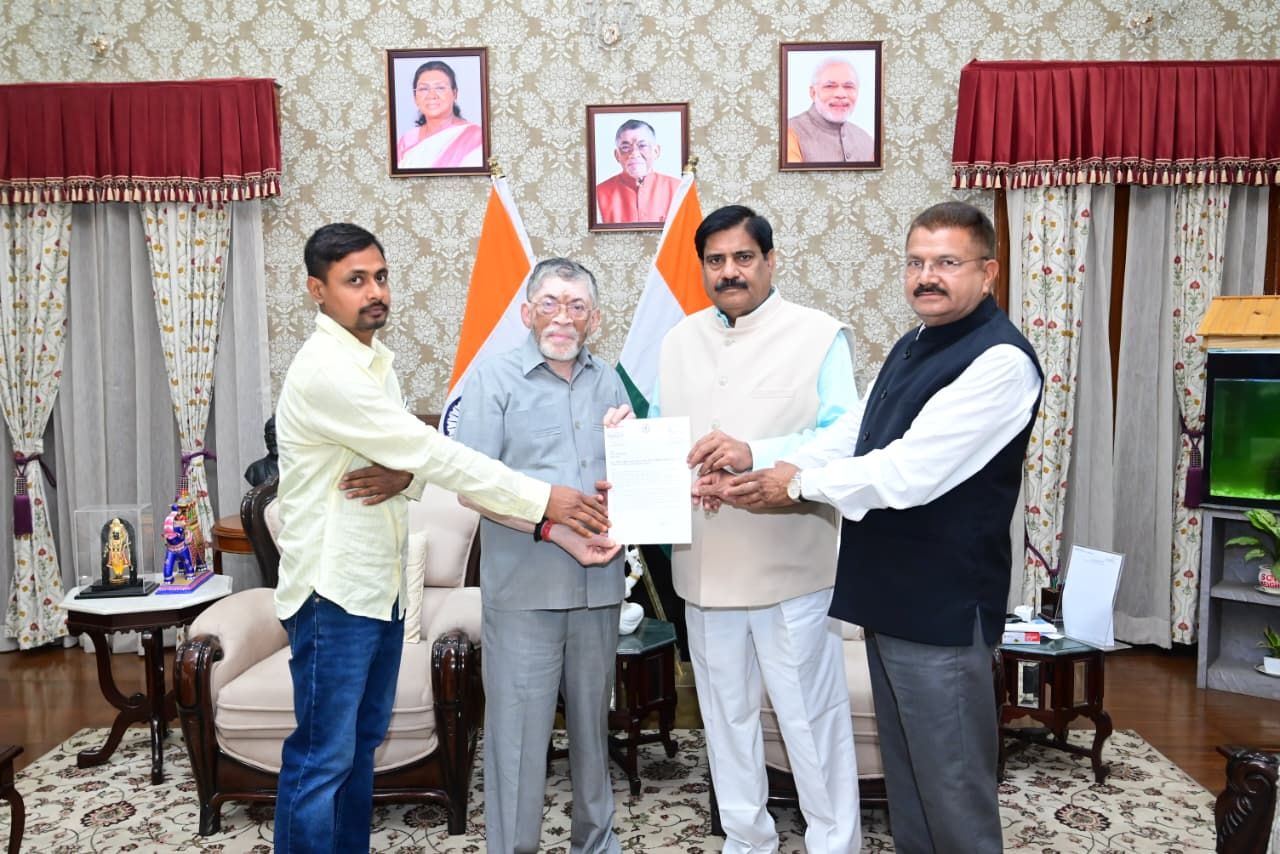 राज्यपाल से मिले विधायक सत्येन्द्र नाथ तिवारी, कूटकू मंडल डैम विस्थापितों की समस्याओं पर सौंपा ज्ञापन