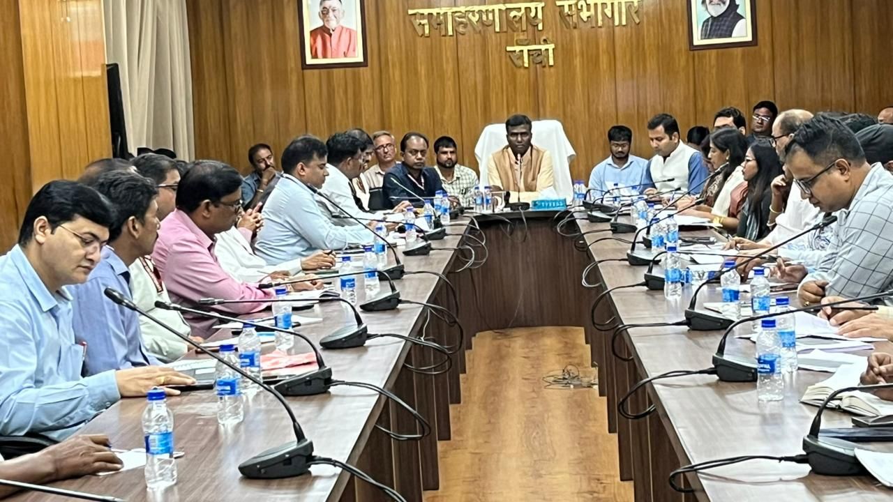 रांची: भू-राजस्व समीक्षा बैठक में उपायुक्त मंजूनाथ भजन्त्री सख्त, कांके के राजस्व कर्मचारी को निलंबित करने का निर्देश