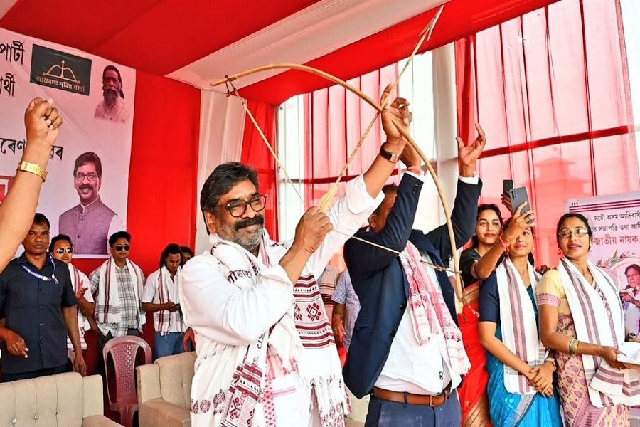 असम में हेमंत सोरेन की हुंकार: 'चाय बागानों को अपने खून-पसीने से सींचने वाले आदिवासी आज भी हाशिए पर'