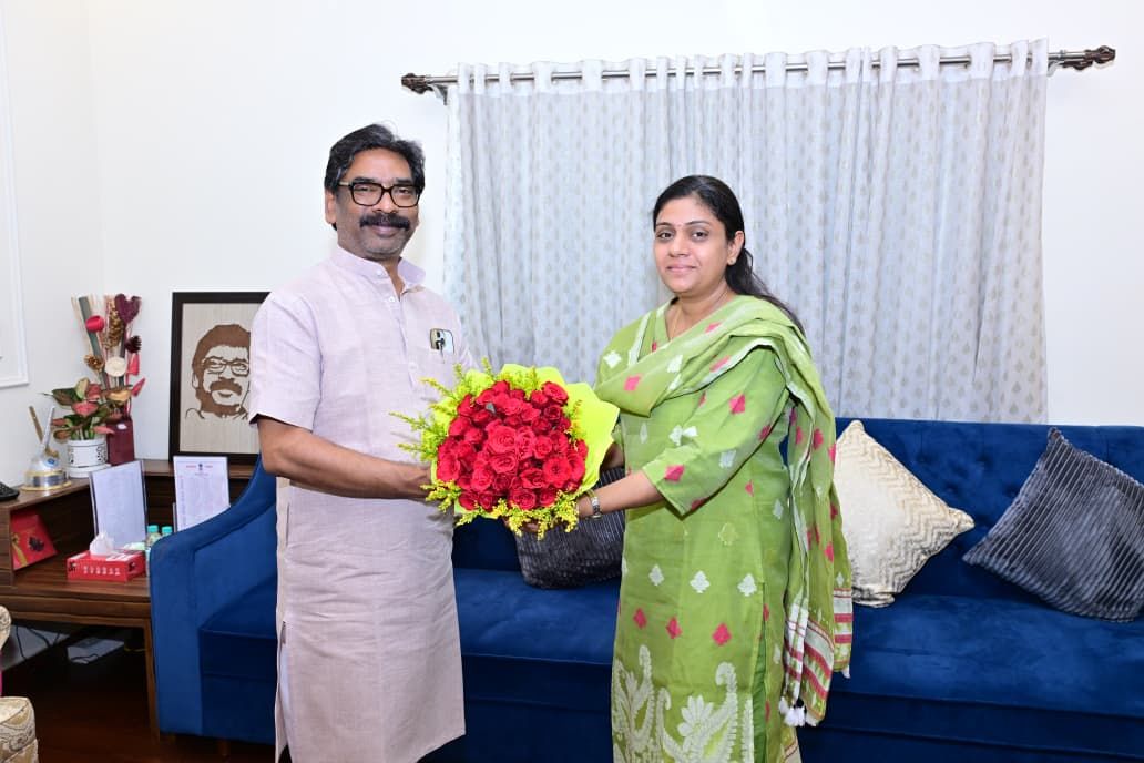 नव पदस्थापित प्रशासनिक एवं पुलिस अधिकारियों ने मुख्यमंत्री हेमंत सोरेन से की शिष्टाचार भेंट
