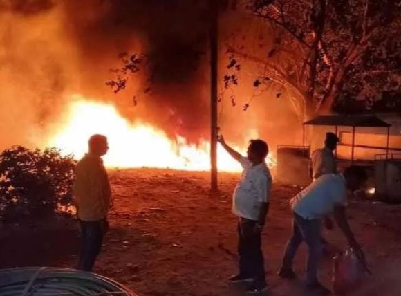 कोडरमा रेलवे स्टेशन के पार्किंग एरिया में आग