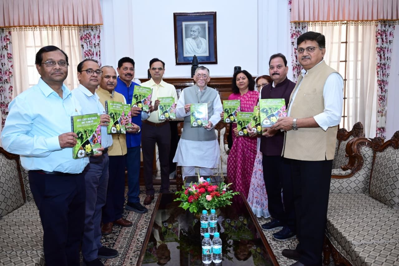 राज्यपाल संतोष कुमार गंगवार ने 'वाइल्ड लीफी वेजिटेबल्स एंड फ्लावर्स' पुस्तक का लोकार्पण किया