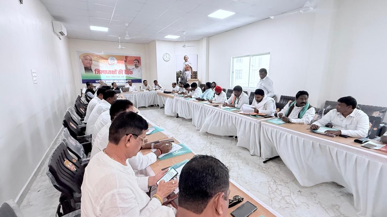 झारखंड कांग्रेस मुख्यालय में जिला अध्यक्षों के साथ समीक्षा बैठक