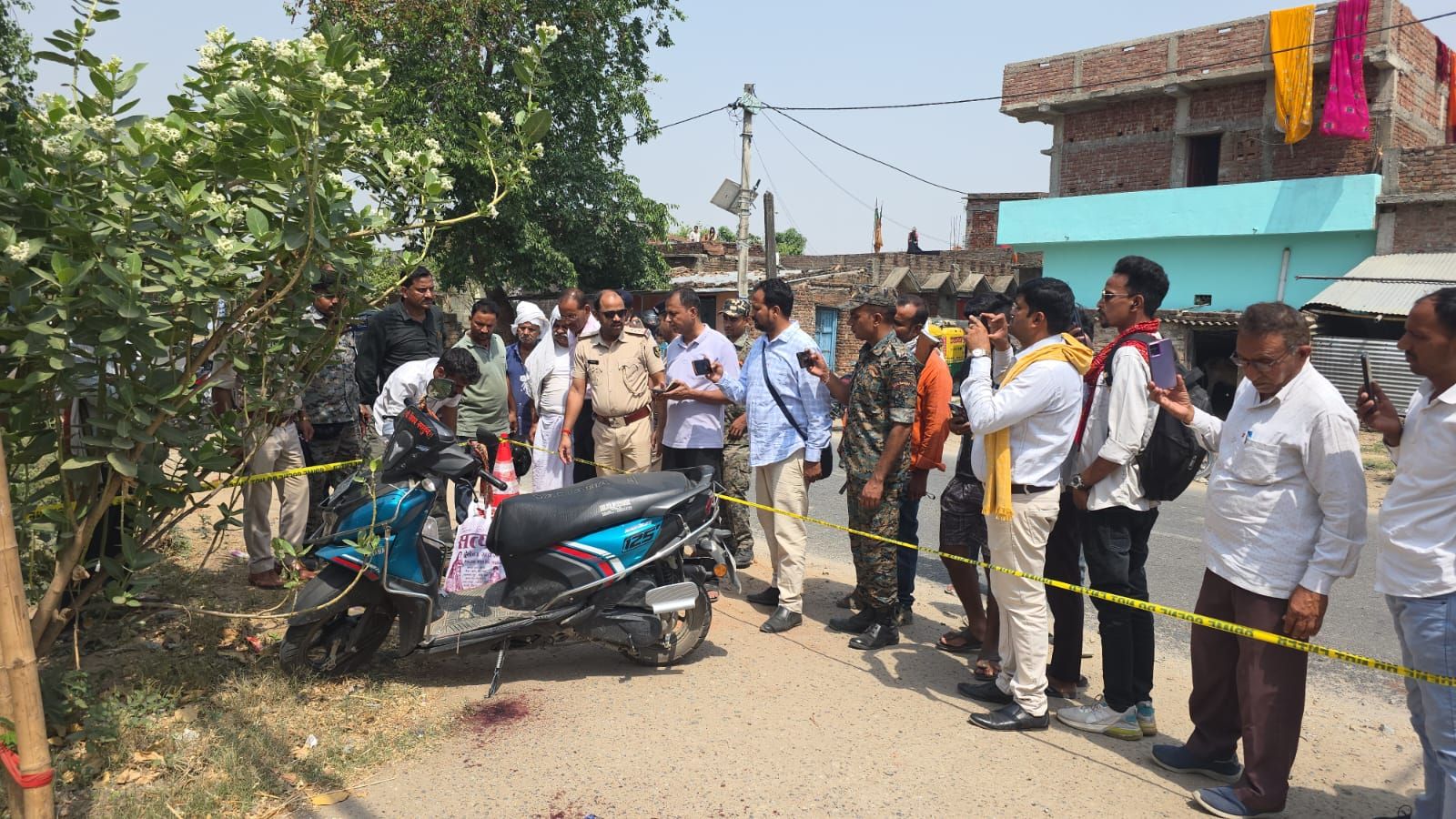 बाजार से लौट रहे दुल्हे के पिता को मारी गोली