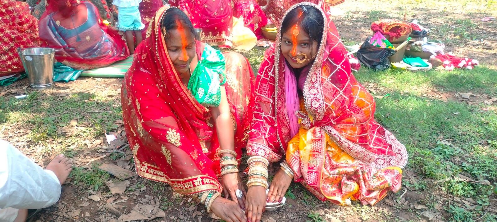 धूम - धाम से मनाया गया वट सावित्री पूजा, नवविवाहित समेत दर्जनों सुहागिन महिलाएं हुई शामिल