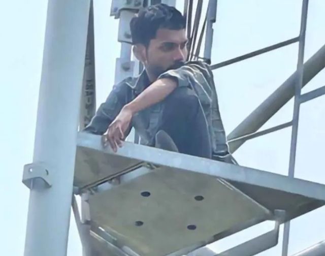 भाई की साली से शादी की जिद में मोबाइल टावर पर चढ़ा युवक