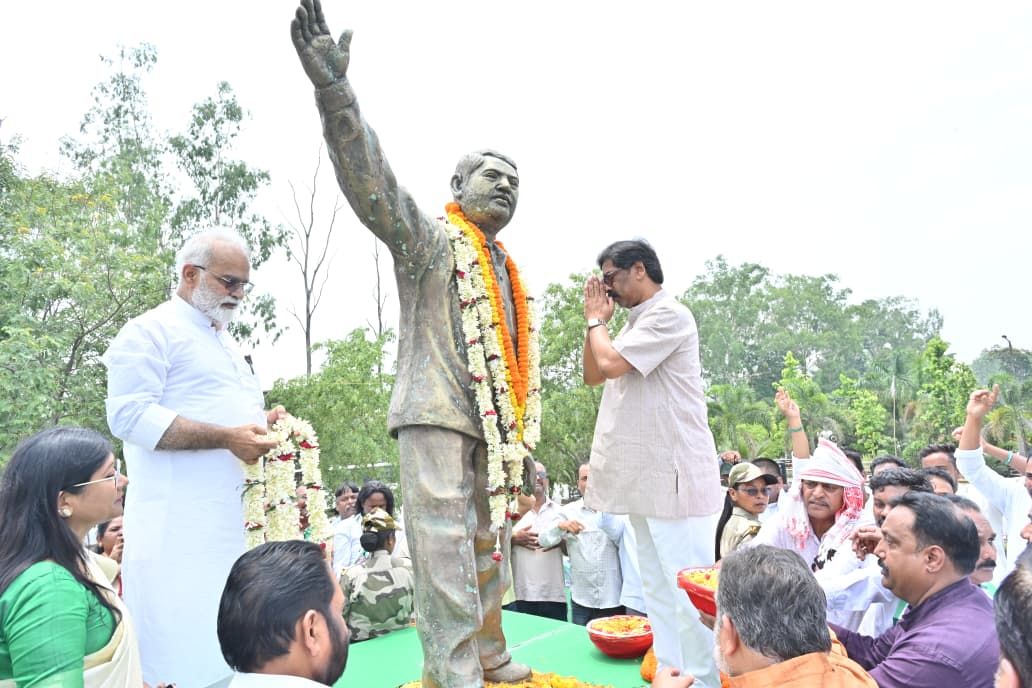 मुख्यमंत्री हेमंत सोरेन ने स्व० दुर्गा सोरेन को दी भावपूर्ण श्रद्धांजलि