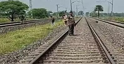 चक्रधरपुर में ट्रेन से कटकर युवक-युवती की मौत