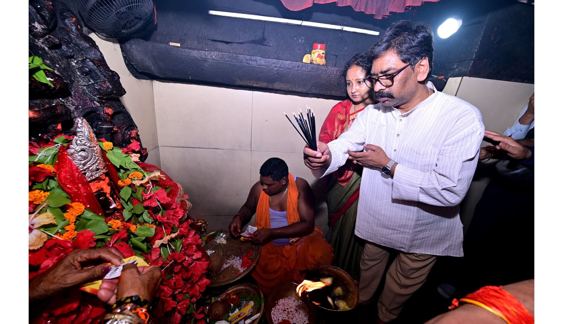 मुख्यमंत्री हेमन्त सोरेन ने माँ दिउड़ी मंदिर में पूजा-अर्चना कर राज्य वासियों की खुशहाली की कामना की