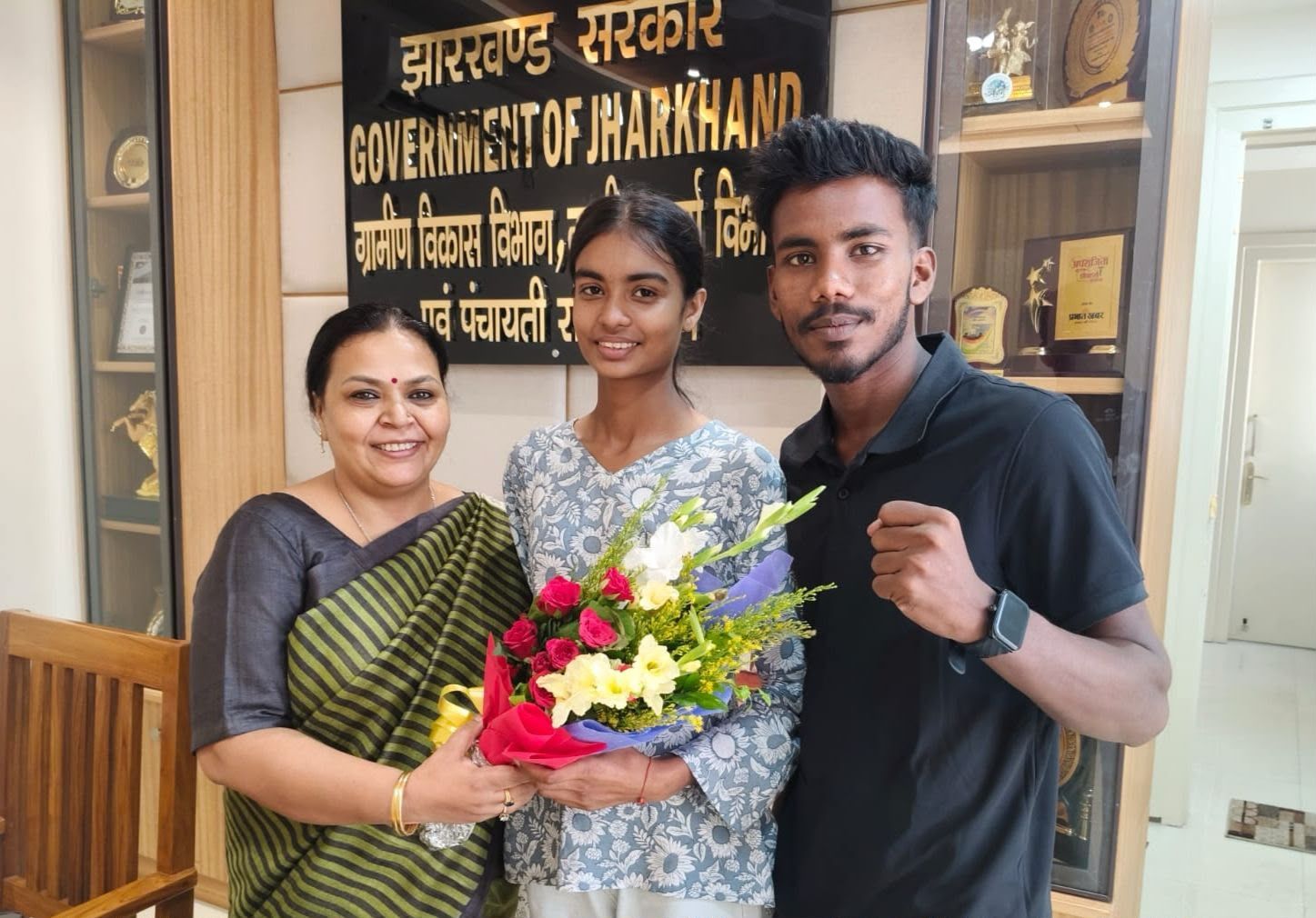 जूनियर बॉक्सिंग चैंपियन शिक्षा कुमारी की मंत्री दीपिका पांडेय सिंह से मुलाकात