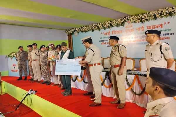 16 नक्सलियों ने हथियारों और कारतूसों के साथ आत्मसमर्पण किया