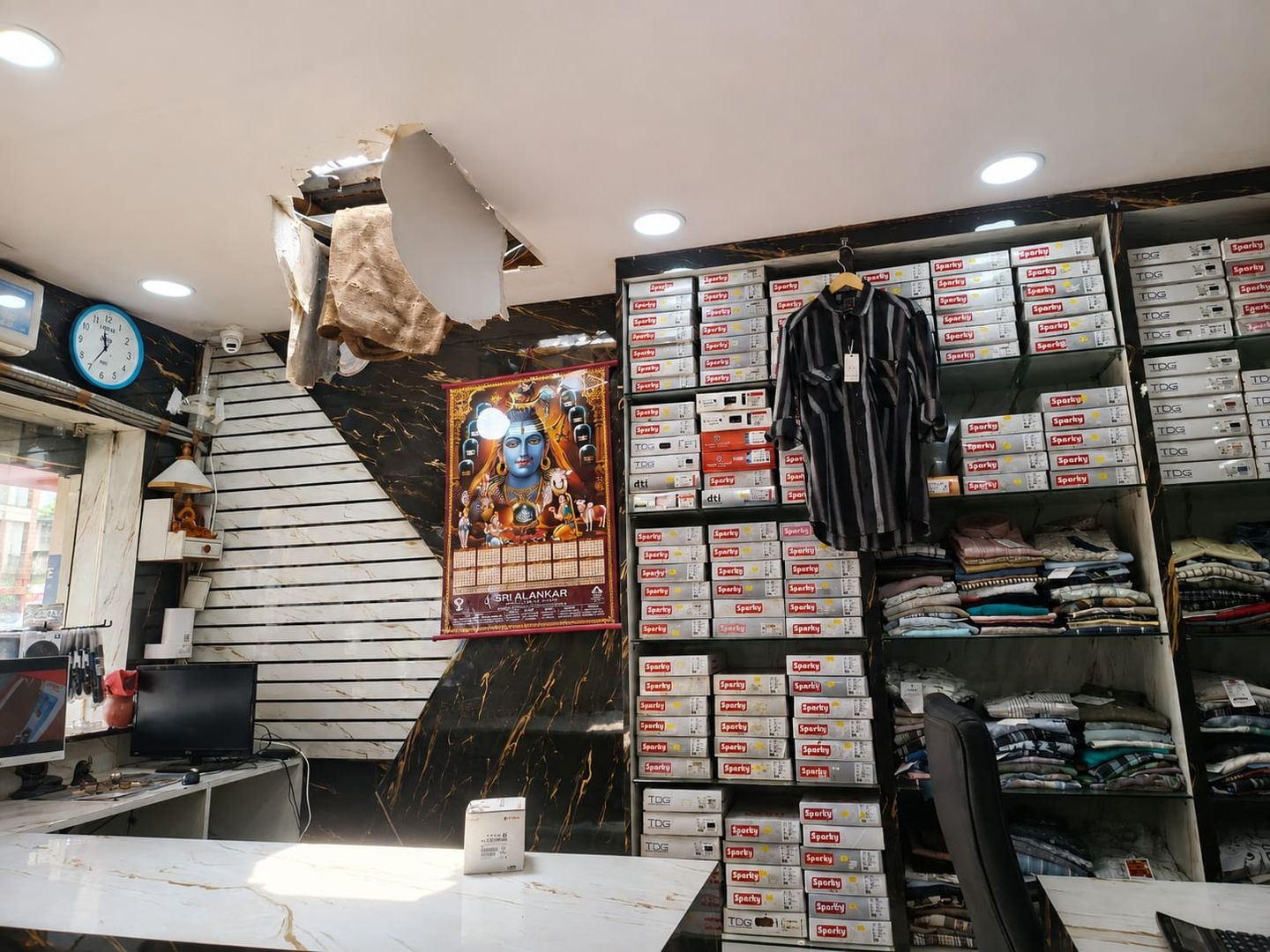 तुपुदाना चौक स्थित एक दुकान की एलबेस्टर सीट काटकर चोरी